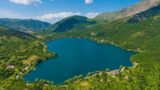 Il lago di Scanno e la Chiesa della Madonna del Lago