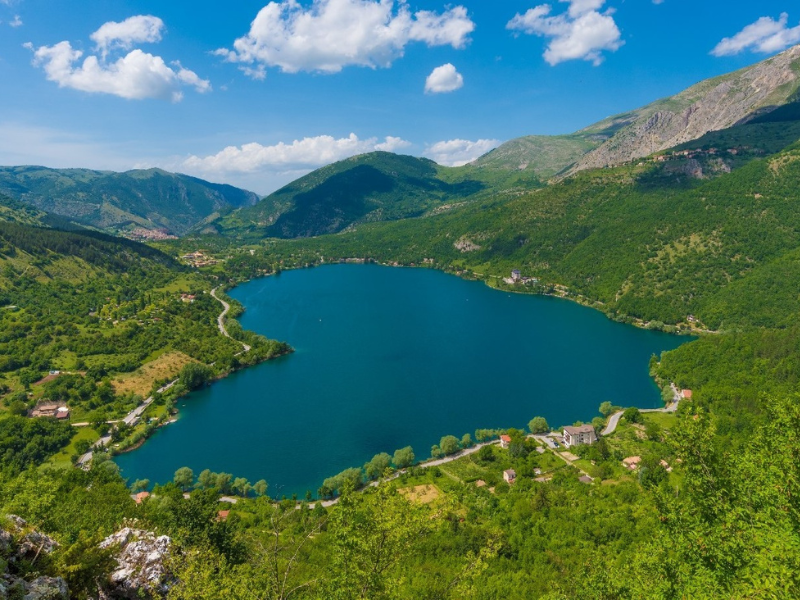 Il lago di Scanno e la Chiesa della Madonna del Lago